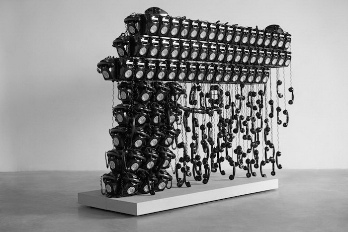 168 телефонных аппаратов в инсталляции от Joana Vasconcelos