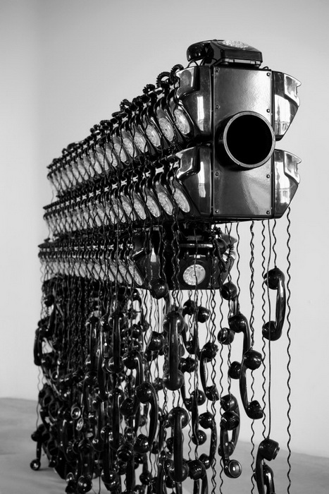 Инсталляция из телефонных аппаратов, напоминающая пистолет