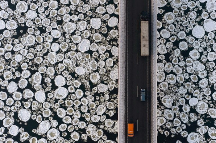 Дорога вдоль замерзшей реки Висла. Аэрофотография от Каспера Ковальски (Kacper Kowalski)