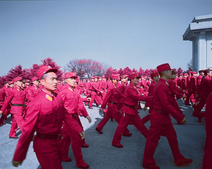 Армия КНДР - одна из самых больших в мире (1,2 млн служащих и 8 млн резервистов).