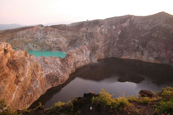 Трехцветные озера в кратере вулкана Келимуту