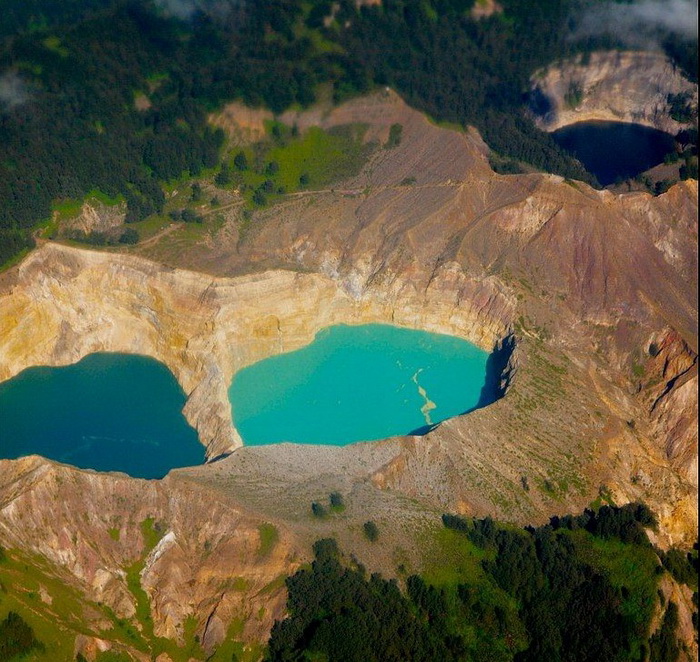 Трехцветные озера в кратере вулкана Келимуту