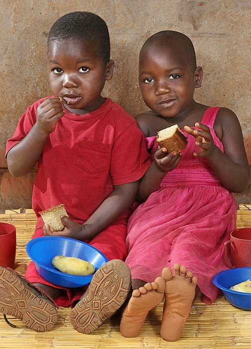 Завтрак 4-летних Phillip и Shelleen Kamtengo из Малави