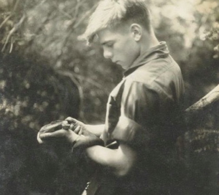 Билл Хааст с юности ловил змей.