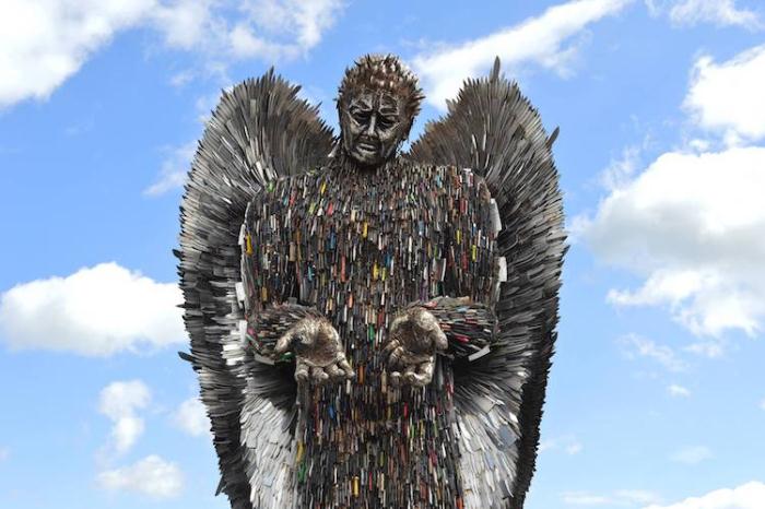 Скульптура ангела из 100 тысяч ножей.