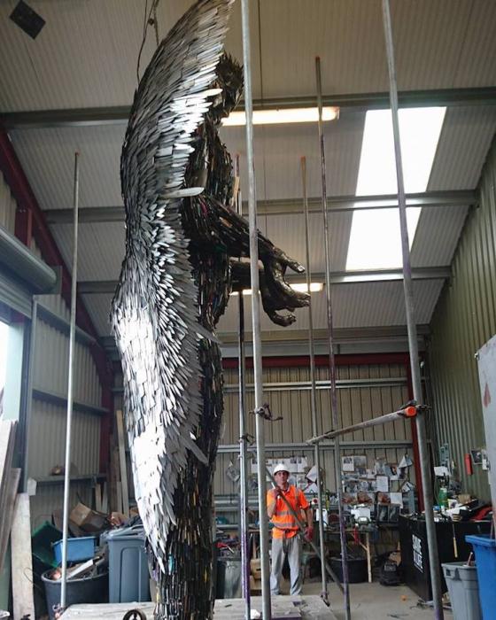 Скульптура ангела из 100 тысяч ножей.