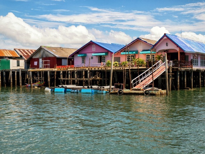 Разноцветные домики у воды.