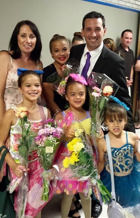 Лаура и Рико Руффино поддерживают приемных дочерей на соревновании