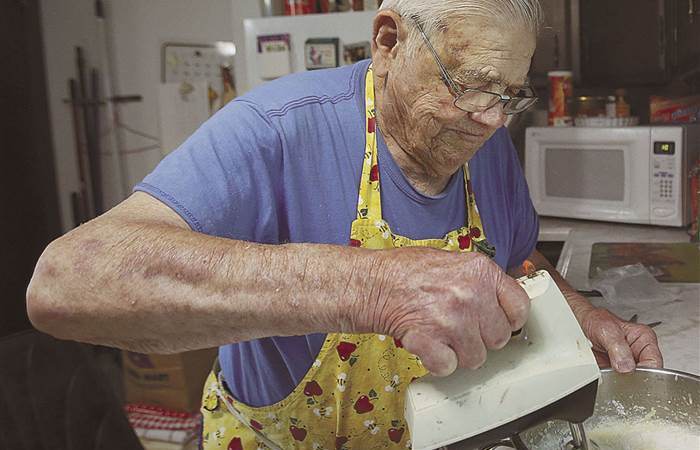 Лео Келлер - мужчина прославился тем, что печет пироги для бедных.