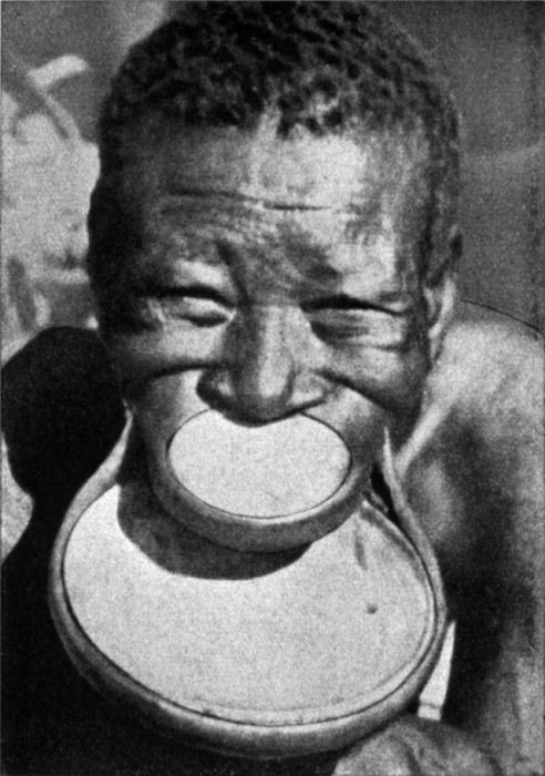 Представительницы африканского племени с тарелками в губах.
