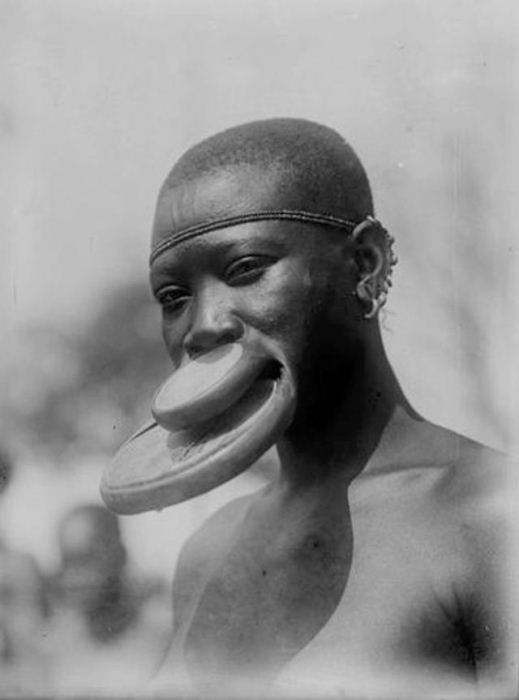 Представительницы африканского племени с тарелками в губах.