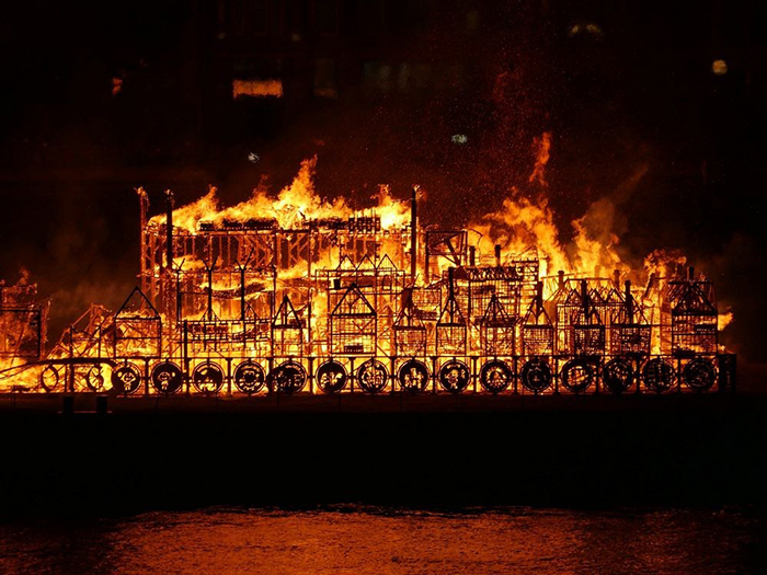 В Лондоне сожгли деревянный макет города