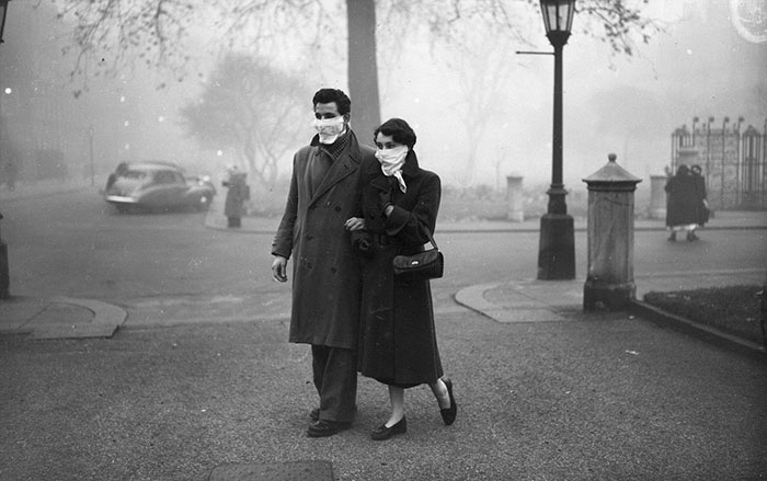 Молодая пара во время Великого смога 1952 года