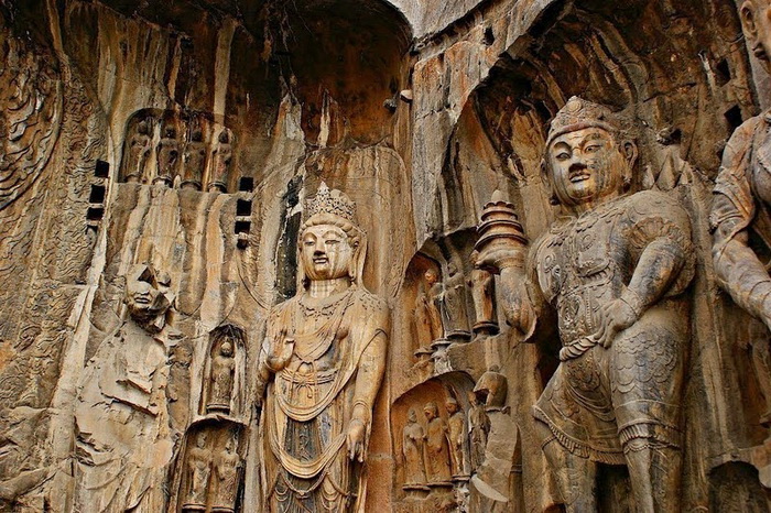 Многочисленные скульптуры в гроте Лунмэнь