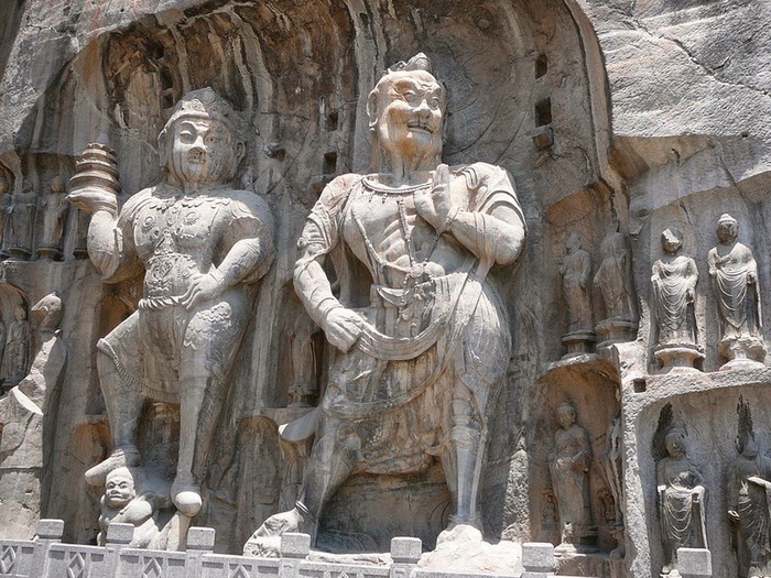 Многочисленные скульптуры в гроте Лунмэнь