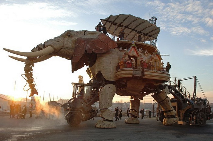 12-метровый слон - главная достопримечательность парка *Les Machines de l'Ile* (Нант, Франция)