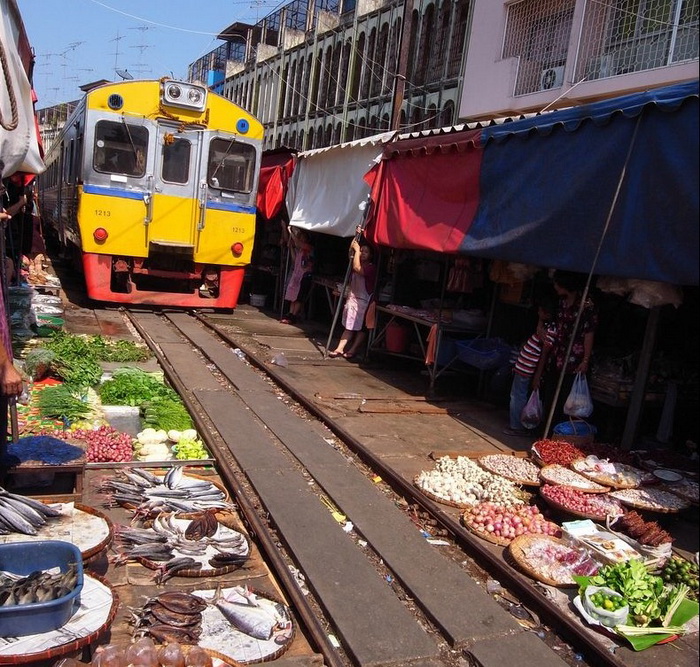 Таиландский рынок Maeklong на железнодорожных рельсах