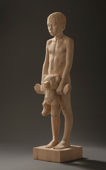Деревянная скульптура, изображающего мальчика с плюшевым медведем 