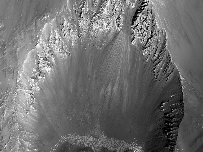 3-километровый ударный кратер на Марсе