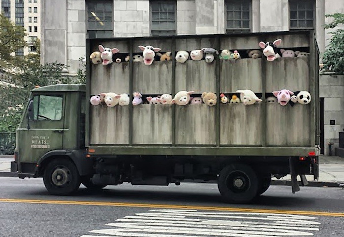 Грузовик, который едет на бойню: инсталляция от Banksy