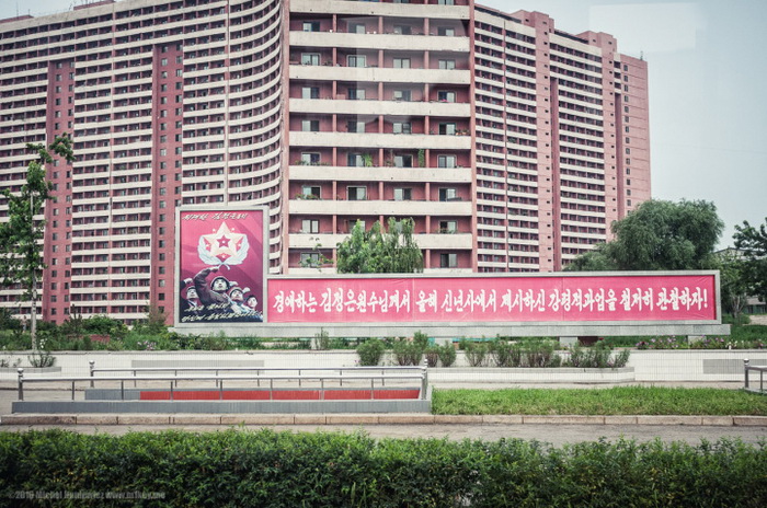 Красный. Многоэтажный дом в Пхеньяне