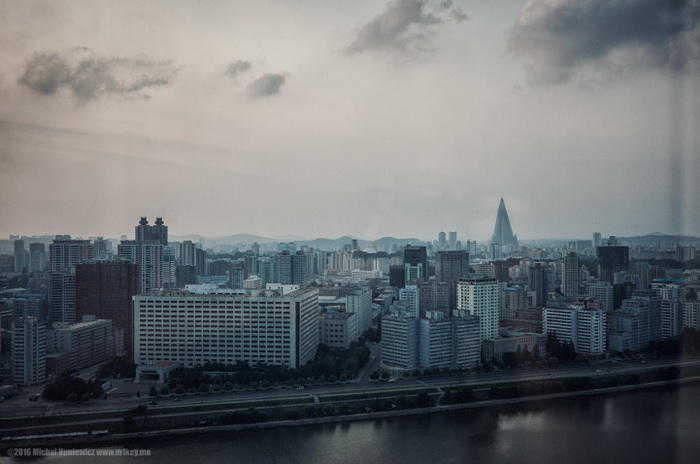 Городские пейзажи в Пхеньянею Здание справа - отель Ryugyong, его высота 330 м, строительство было начато в 1987 году