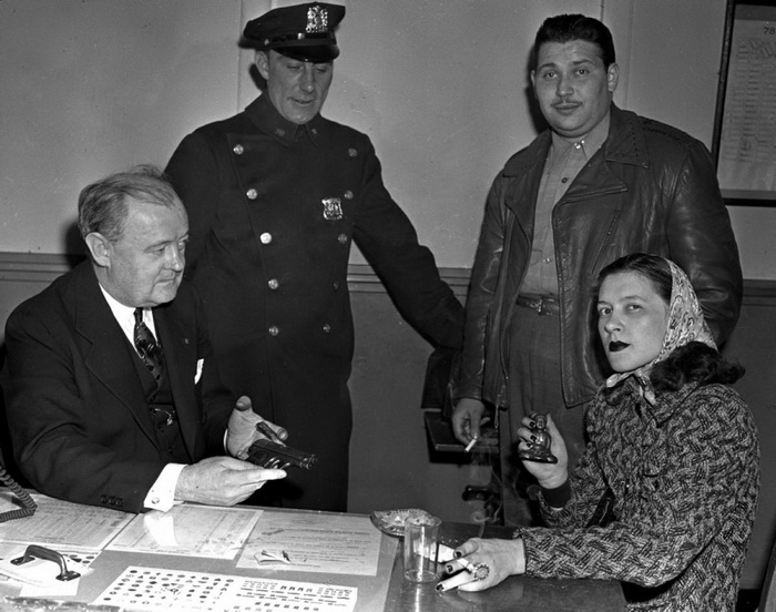 Смитти Вайт под арестом после того, как ее бойфренд Ральф Приско был застрелен полицейскими во время неудачного ограбления, 1942 год