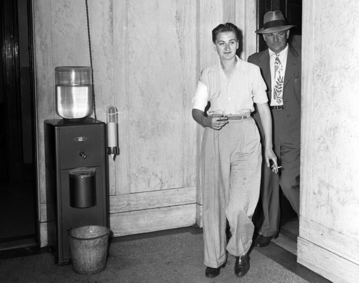 Мери Дьюк в полицейском участке с перебинтованной рукой. Она была ранена на гангстерской дуэли, 1943 год