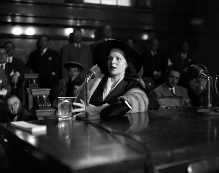 Вирджиния Хилл, самая уважаемая mob moll. Ее возлюбленный Багси Сигел был застрелен в собственном доме, на фото Вирджиния запечатлена в зале суда, она получила обвинение как соучастница организованной группировки, 1951 год