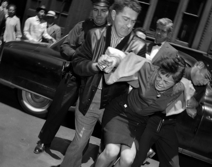 15-летнюю Кармен Мартинез ведут в зал суда. Она обвиняется в убийстве своего 17-летнего бойфренда Рауля Банучи, 1959 год