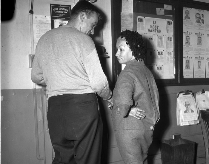 Марго Донохью была задержана при попытке передать пистолет своему сообщнику Вильяму Матеа, 1961 год