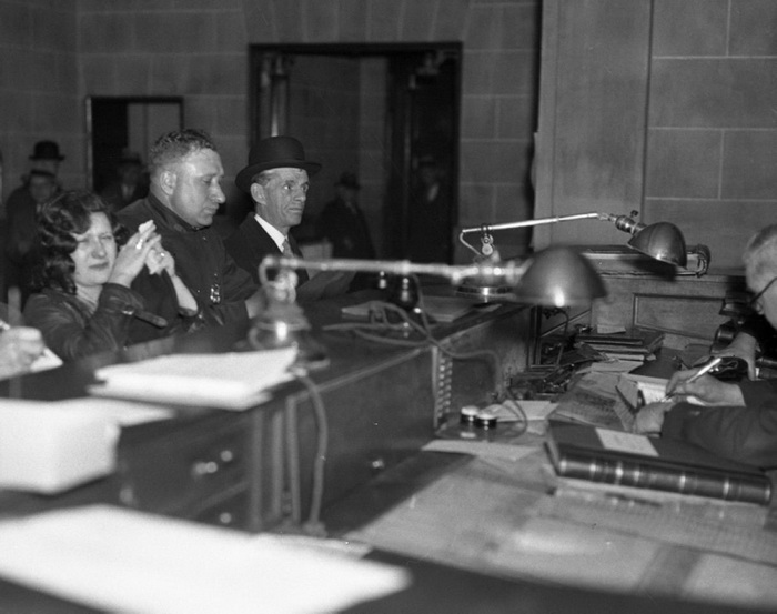 Мери Бейкер в полицейском участке в Бронксе. В гангстерской среде была известна как девушка с двумя пистолетами, 1933 год