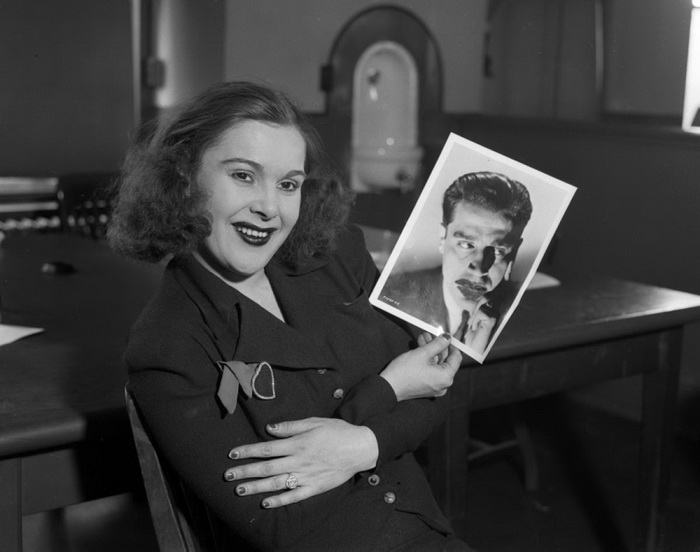 Марион Кики Робертс - любовница Джека Легса Даймондса. Джек был застрелен неизвестными, а на фото красотка со снимком еще одного любовника - актера Джека ла Ру, 1937 год