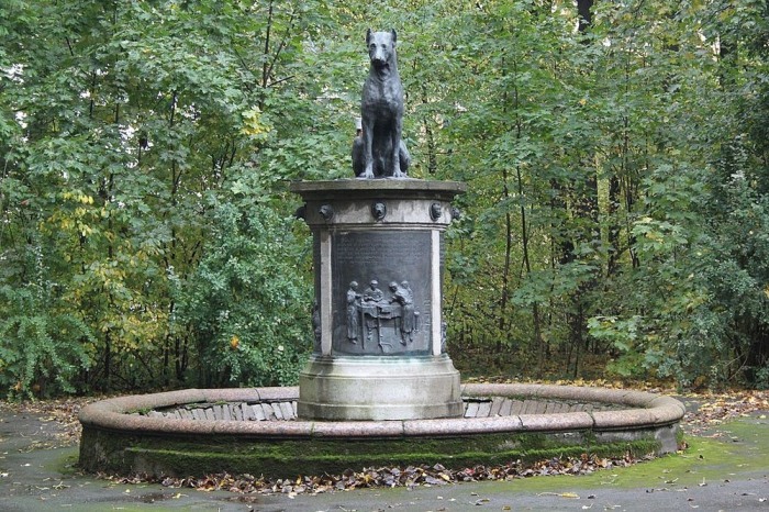 Памятник собаке Ивана Павлова в Санкт-Петербурге.