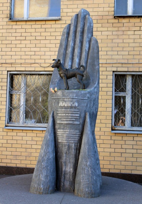 Памятник собаке-космонавту Лайке в Москве.
