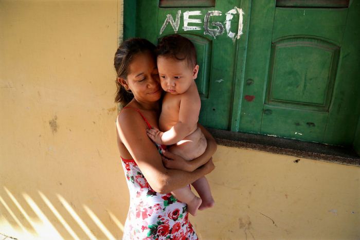 Бразильская мама с сыном на руках.