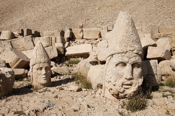 Каменные барельефы на горе Немрут-Даг (Турция)