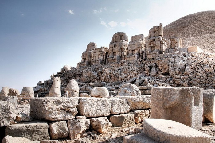 Каменные барельефы на горе Немрут-Даг (Турция)