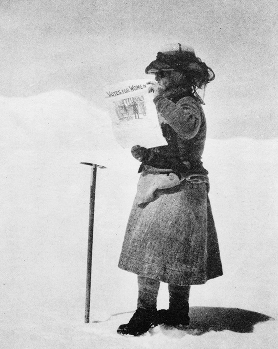 Активистка Фэнни Воркмен в горах с призывом разрешить женщинам участвовать в голосовании.
