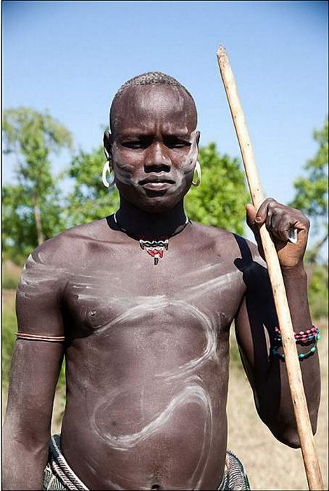 Воины африканского племени мурси фотографируются за деньги