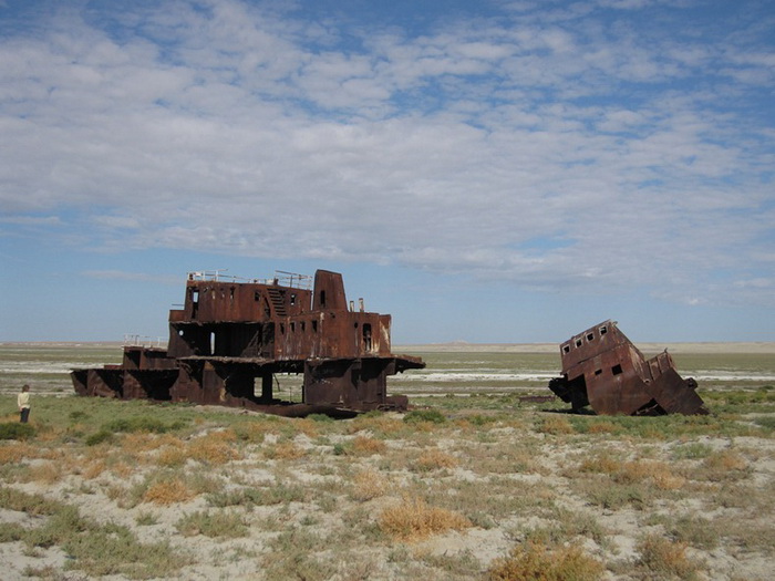 Кладбище кораблей в г. Муйнак на побережье Аральского моря