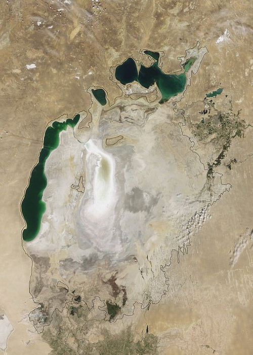 Аральское море, август 2009 г. Черная линия показывает размеры озера в 1960-е гг.