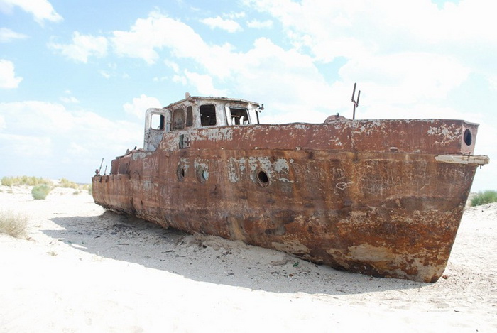 Ржавеющий корабль в г. Муйнак на побережье Аральского моря