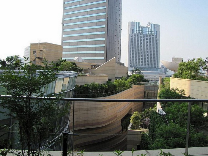 Террасный парк на крыше торгового комплекса Намба (Осака, Япония)