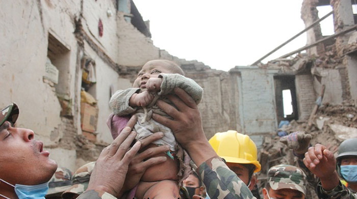4-месячный ребенок провел 22 часа под завалами в Непале
