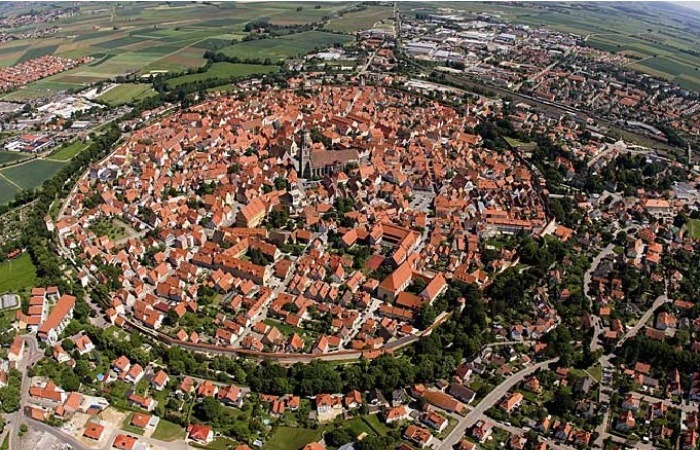 Нёрдлинген - немецкий город, построенный в кратере метеорита.