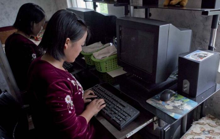 Девочка за компьютером.