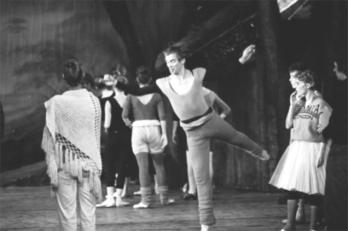 Рудольф Нуреев разогревается в Королевском балете на репетиции Жизель в театре Кингс во время Эдинбургского фестиваля в 1975 г.