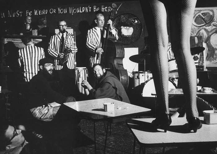  Певица на сцене ночного клуба битников, 1960 год