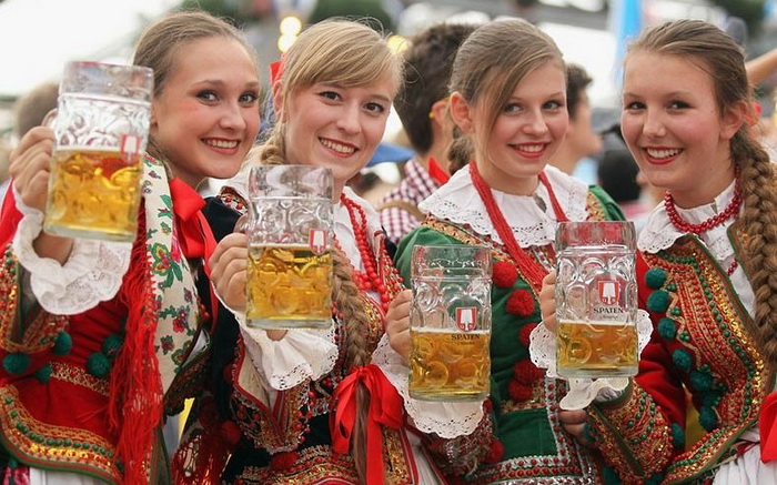 Девушки в национальных польских костюмах на пивном фестивале